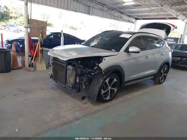 KM8J33A27HU586936 2017 HYUNDAI TUCSON - Image 2