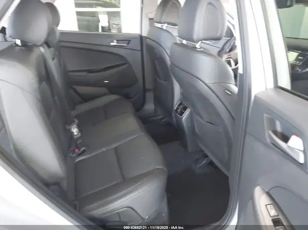 KM8J33A27HU586936 2017 HYUNDAI TUCSON - Image 8