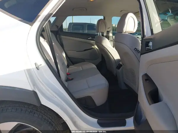 KM8J33A28HU415791 2017 HYUNDAI TUCSON - Image 8