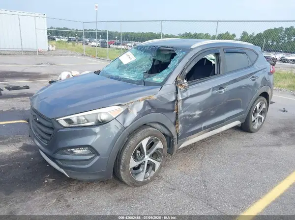 KM8J33A28HU528057 2017 HYUNDAI TUCSON - Image 2