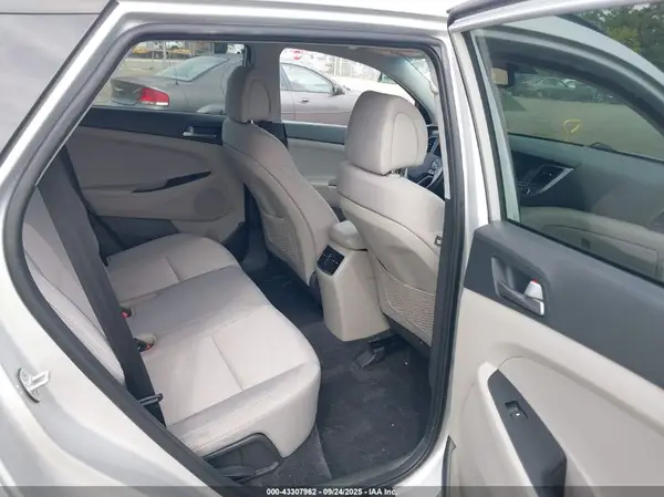 KM8J33A28HU558479 2017 HYUNDAI TUCSON - Image 8