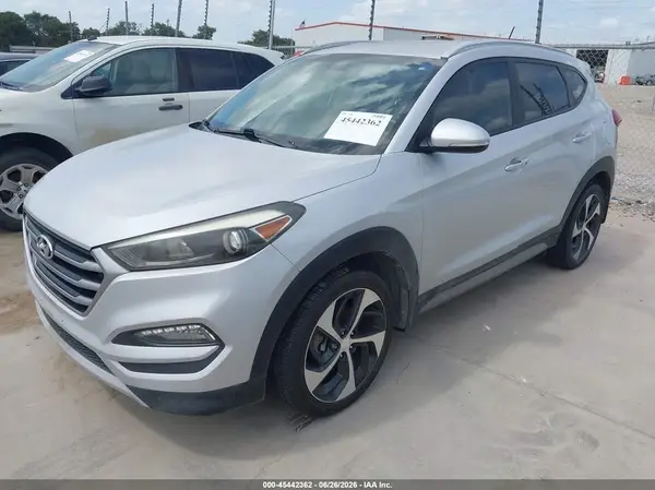 KM8J33A29HU274004 2017 HYUNDAI TUCSON - Image 2