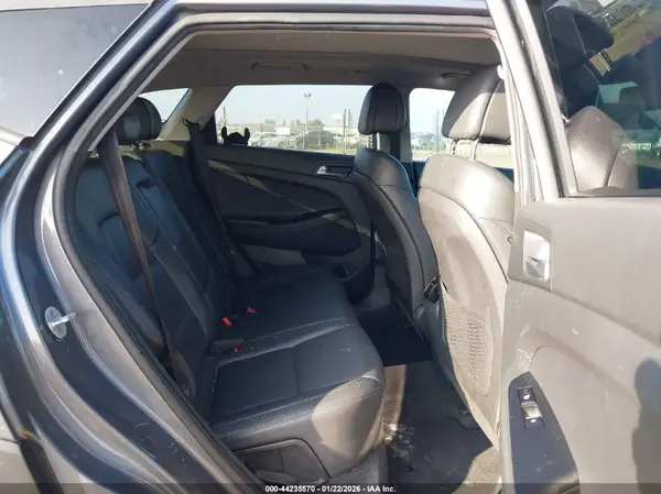 KM8J33A2XGU240250 2016 HYUNDAI TUCSON - Image 8