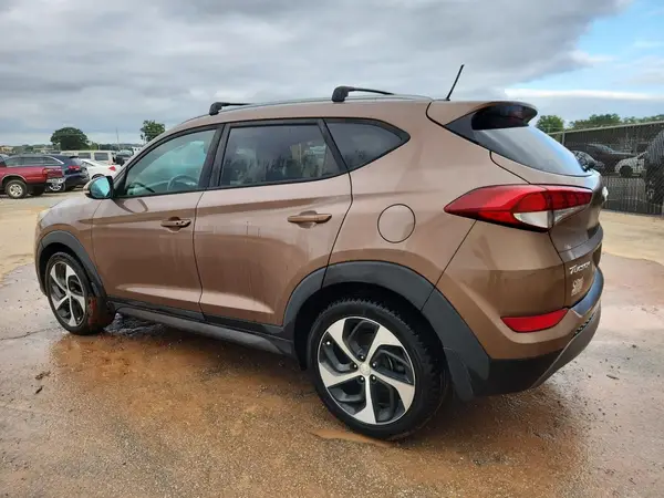 KM8J33A2XGU241561 2016 HYUNDAI TUCSON - Image 2