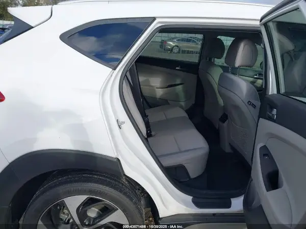 KM8J33A2XHU415775 2017 HYUNDAI TUCSON - Image 8