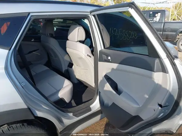 KM8J33A2XHU558399 2017 HYUNDAI TUCSON - Image 8