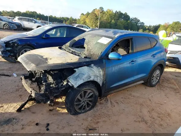 KM8J33A40HU393075 2017 HYUNDAI TUCSON - Image 2