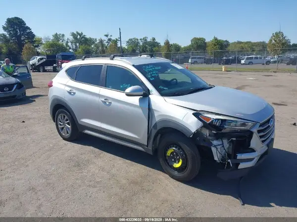 KM8J33A40HU412658 2017 HYUNDAI TUCSON - Image 1