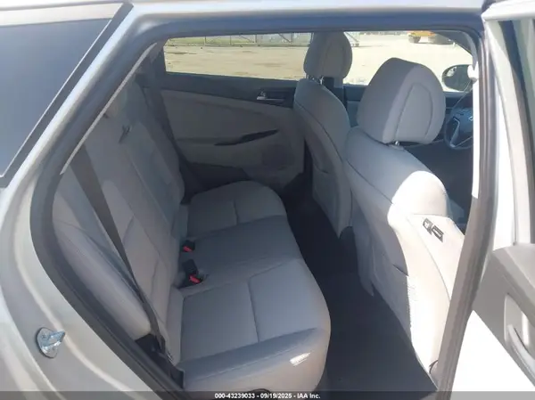 KM8J33A40HU412658 2017 HYUNDAI TUCSON - Image 8