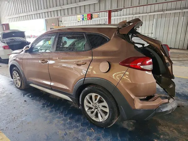 KM8J33A40HU425619 2017 HYUNDAI TUCSON - Image 2