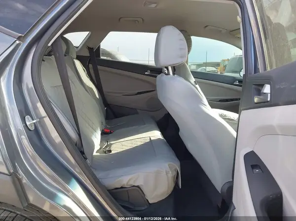 KM8J33A40HU585256 2017 HYUNDAI TUCSON - Image 8