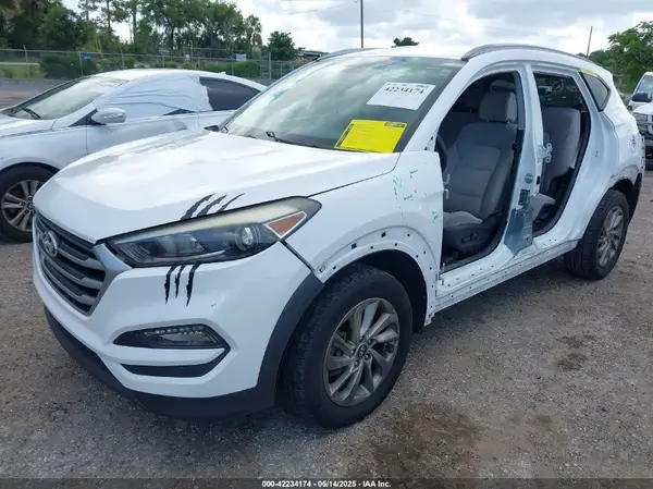 KM8J33A40JU670667 2018 HYUNDAI TUCSON - Image 2