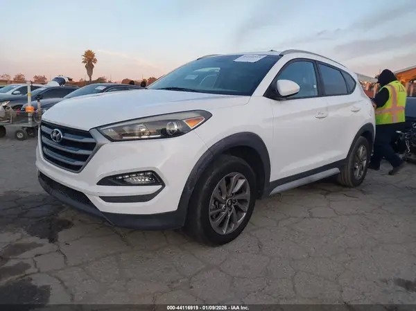 KM8J33A40JU675643 2018 HYUNDAI TUCSON - Image 2