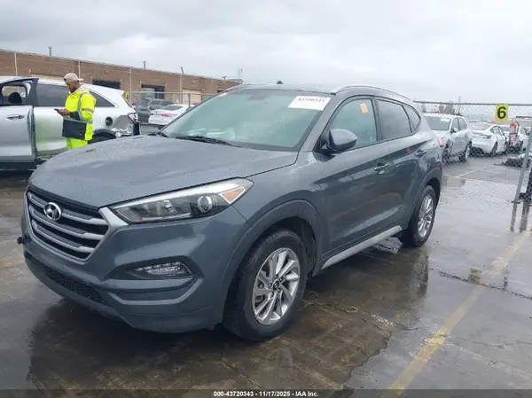 KM8J33A40JU725831 2018 HYUNDAI TUCSON - Image 2
