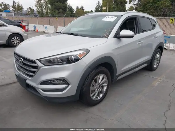 KM8J33A40JU758151 2018 HYUNDAI TUCSON - Image 2