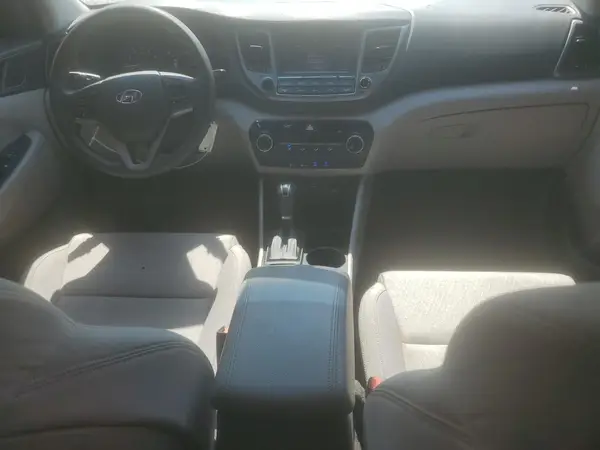 KM8J33A41HU263516 2017 HYUNDAI TUCSON - Image 8