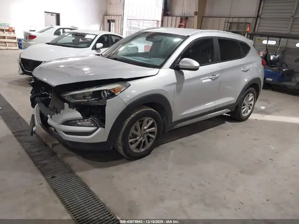 KM8J33A41HU263550 2017 HYUNDAI TUCSON - Image 2