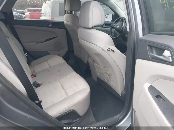 KM8J33A41HU275178 2017 HYUNDAI TUCSON - Image 8