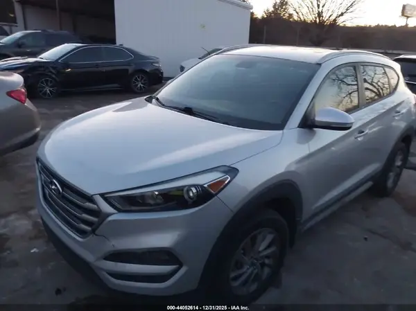 KM8J33A41HU415827 2017 HYUNDAI TUCSON - Image 2