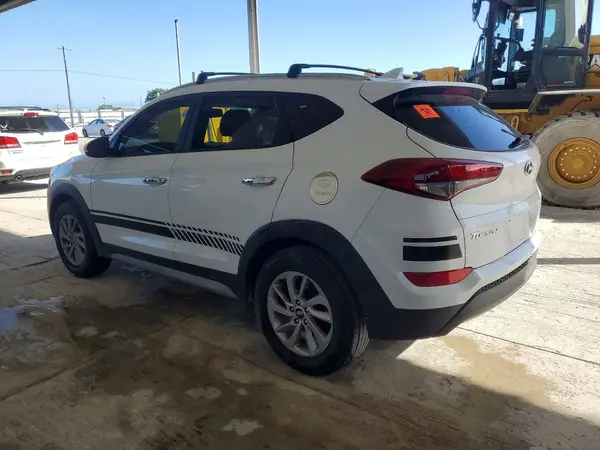 KM8J33A41HU508363 2017 HYUNDAI TUCSON - Image 2