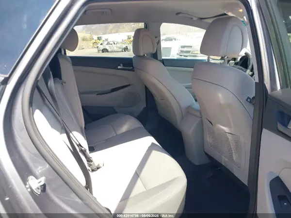 KM8J33A41HU575772 2017 HYUNDAI TUCSON - Image 8