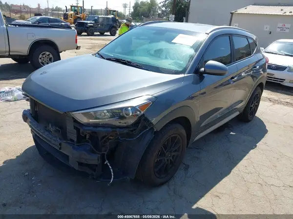 KM8J33A41JU600773 2018 HYUNDAI TUCSON - Image 2