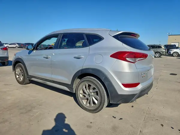 KM8J33A41JU603916 2018 HYUNDAI TUCSON - Image 2