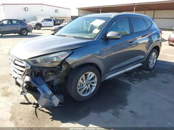 KM8J33A41JU673142 2018 HYUNDAI TUCSON - Image 2