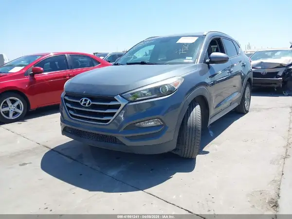 KM8J33A41JU692662 2018 HYUNDAI TUCSON - Image 2