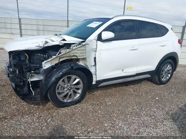 KM8J33A41JU716037 2018 HYUNDAI TUCSON - Image 2