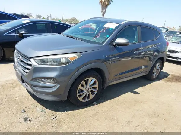 KM8J33A42HU379131 2017 HYUNDAI TUCSON - Image 2
