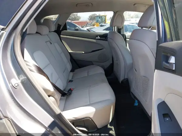 KM8J33A42HU379131 2017 HYUNDAI TUCSON - Image 8