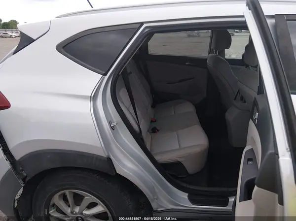 KM8J33A42HU484493 2017 HYUNDAI TUCSON - Image 8