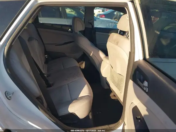 KM8J33A42HU554607 2017 HYUNDAI TUCSON - Image 8