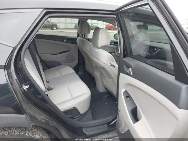 KM8J33A42HU585775 2017 HYUNDAI TUCSON - Image 8