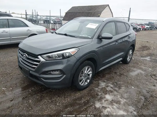 KM8J33A42JU663588 2018 HYUNDAI TUCSON - Image 2