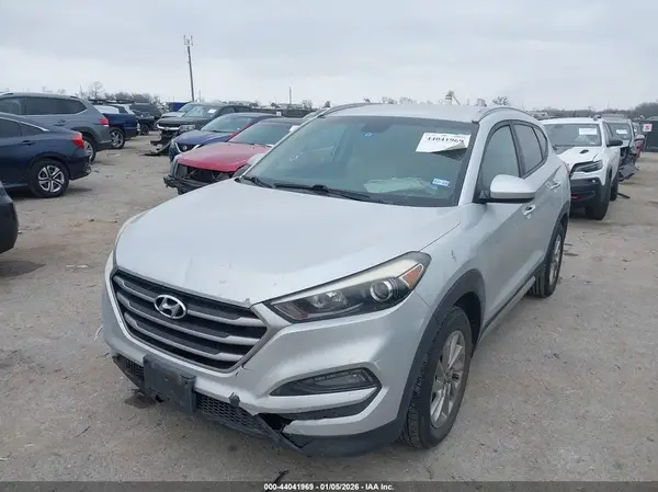 KM8J33A42JU665776 2018 HYUNDAI TUCSON - Image 2