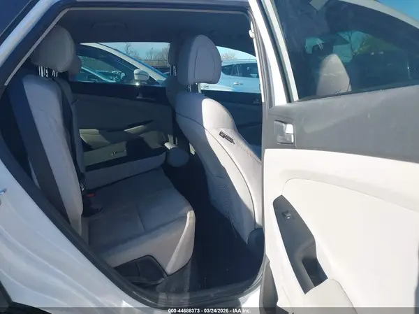 KM8J33A42JU727001 2018 HYUNDAI TUCSON - Image 8
