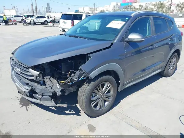 KM8J33A42JU773895 2018 HYUNDAI TUCSON - Image 2