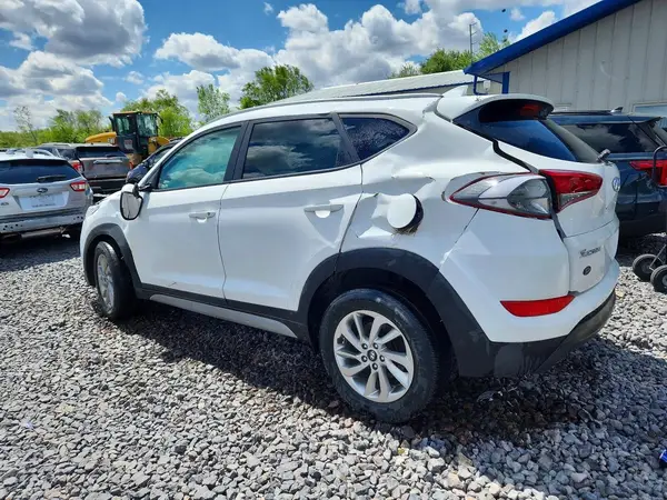 KM8J33A42JU803817 2018 HYUNDAI TUCSON - Image 2