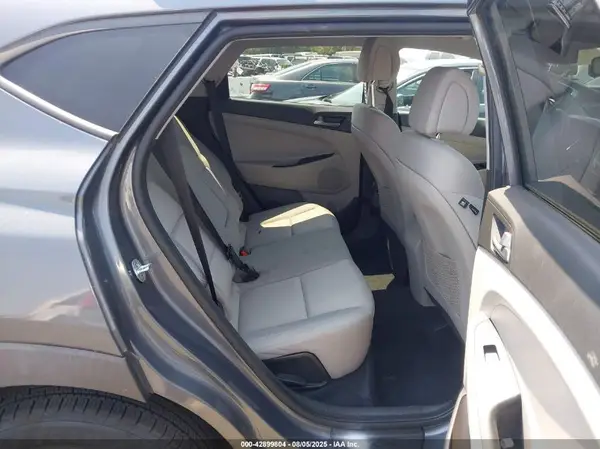 KM8J33A43HU460574 2017 HYUNDAI TUCSON - Image 8
