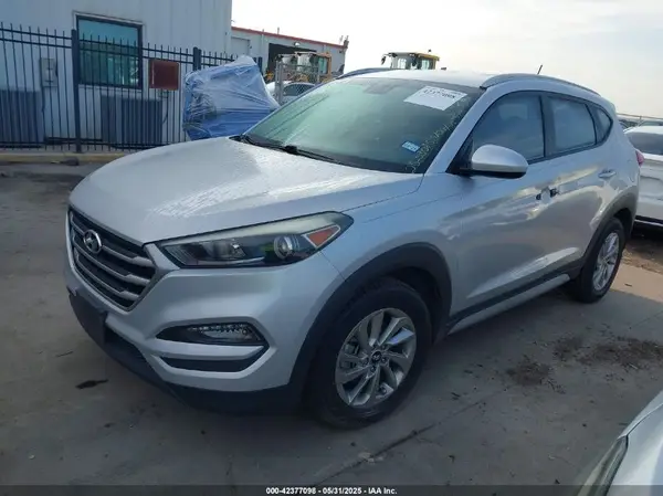 KM8J33A43HU493610 2017 HYUNDAI TUCSON - Image 2