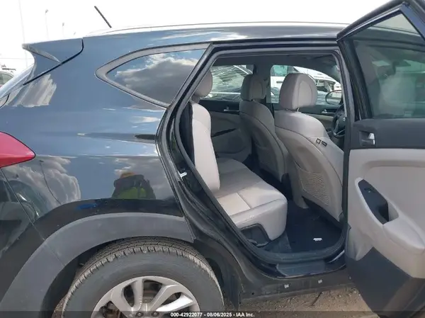 KM8J33A43HU585977 2017 HYUNDAI TUCSON - Image 8