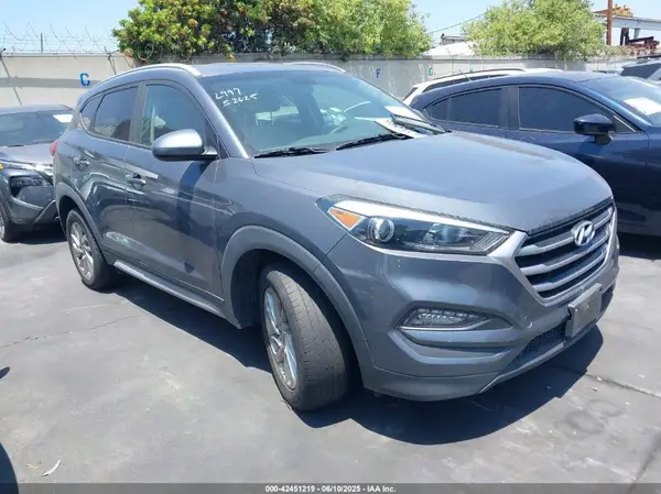 KM8J33A43JU725693 2018 HYUNDAI TUCSON - Image 1