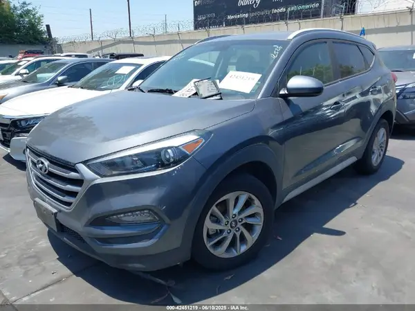 KM8J33A43JU725693 2018 HYUNDAI TUCSON - Image 2