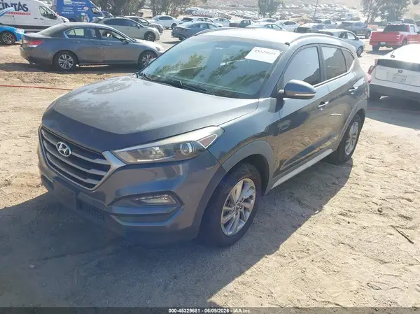 KM8J33A43JU825213 2018 HYUNDAI TUCSON - Image 2