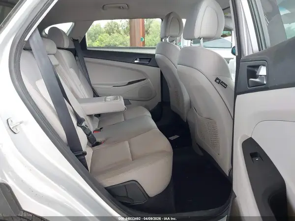KM8J33A44HU263526 2017 HYUNDAI TUCSON - Image 8