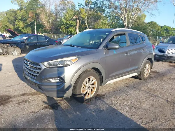 KM8J33A44JU602582 2018 HYUNDAI TUCSON - Image 2