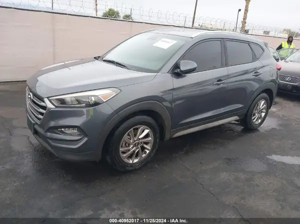 KM8J33A44JU679212 2018 HYUNDAI TUCSON - Image 2
