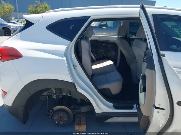 KM8J33A44JU695121 2018 HYUNDAI TUCSON - Image 8